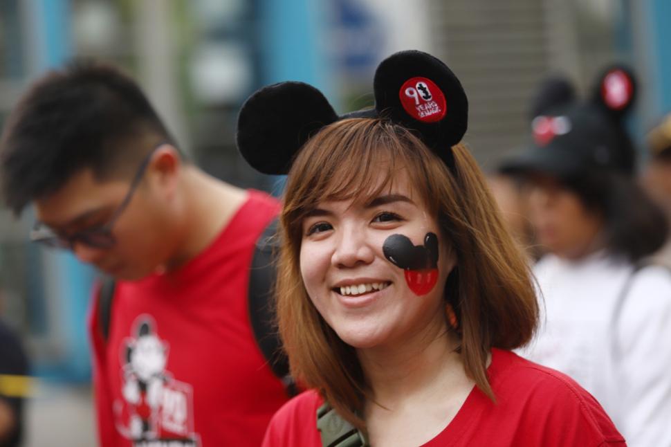 Riuhnya Parade 90 Tahun Mickey Mouse Riuhnya Parade 90 Tahun Mickey Mouse