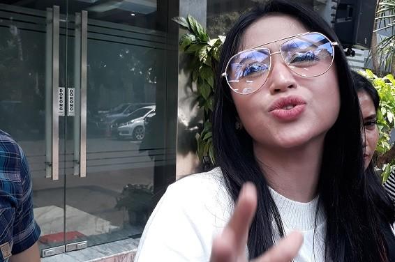 Dewi Perssik usai diperiksa di Polda Metro Jaya, Senin (19/11/2018). [Suara.com/Ismail]