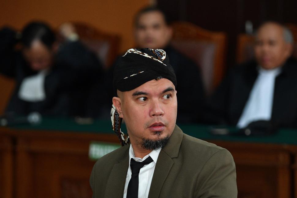 Terdakwa kasus ujaran kebencian Ahmad Dhani bersiap menjalani sidang tuntutan di Pengadilan Negeri Jakarta Selatan, Senin (19/11). ANTARA FOTO/Sigid Kurniawan