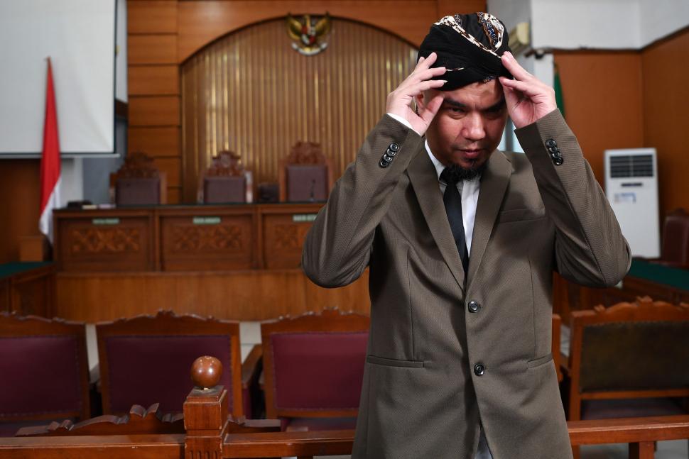 Terdakwa kasus ujaran kebencian Ahmad Dhani bersiap menjalani sidang tuntutan di Pengadilan Negeri Jakarta Selatan, Senin (19/11). ANTARA FOTO/Sigid Kurniawan