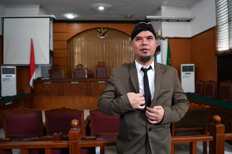 Terdakwa kasus ujaran kebencian Ahmad Dhani bersiap menjalani sidang tuntutan di Pengadilan Negeri Jakarta Selatan, Senin (19/11). ANTARA FOTO/Sigid Kurniawan
