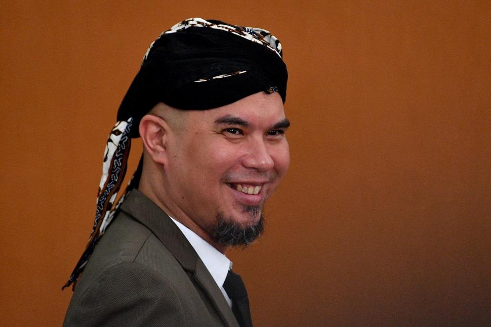 Terdakwa kasus ujaran kebencian Ahmad Dhani bersiap menjalani sidang tuntutan di Pengadilan Negeri Jakarta Selatan, Senin (19/11). ANTARA FOTO/Sigid Kurniawan