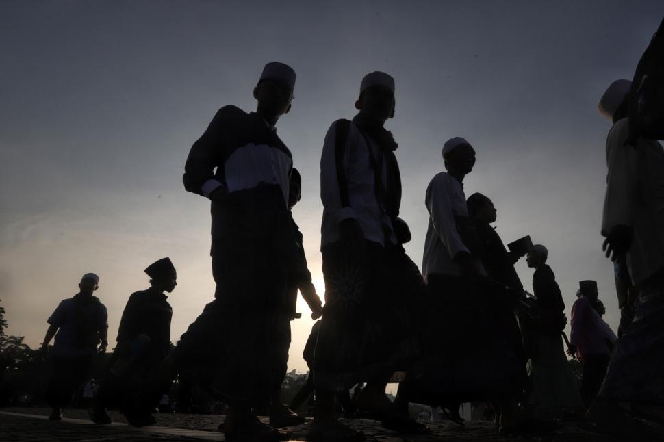 Ribuan umat muslim mengikuti Tabligh Akbar Majelis Rasulullah SAW di Lapangan Monas, Jakarta, Selasa (20/11). [Suara.com/Muhaimin A Untung] 