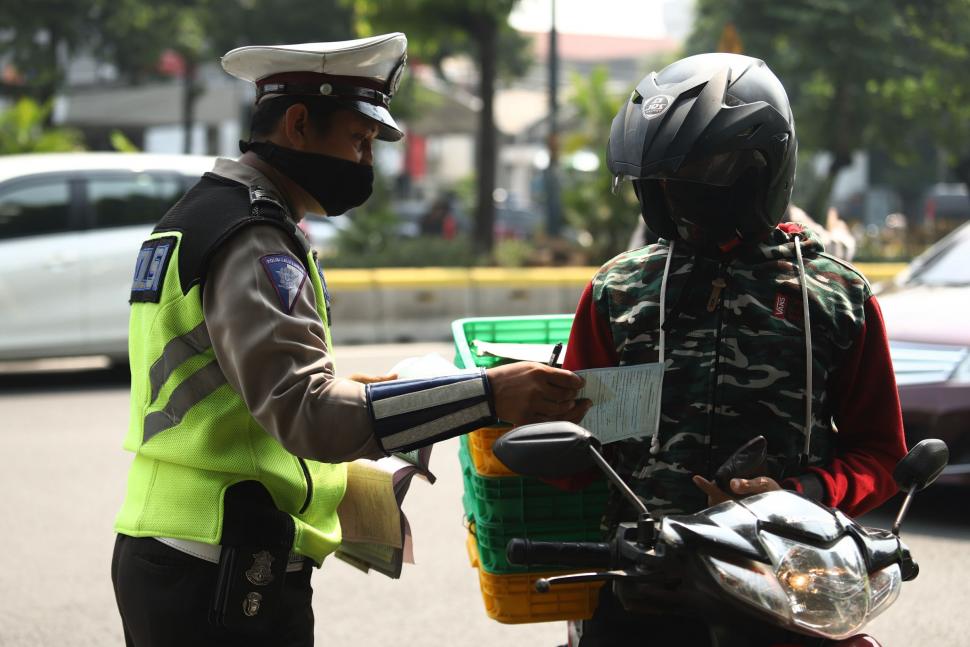 Negara 'Galak' ke Rakyat Kecil: Polisi Bisa Sita Kendaraan STNK Mati Tuai Kritik Pedas!
