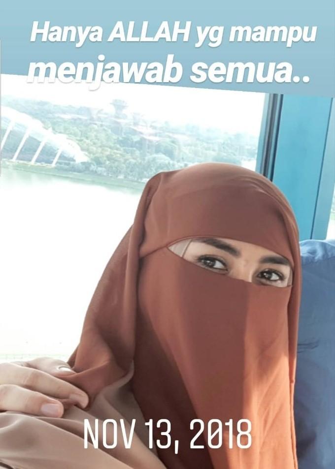 Cinta Penelope dirangkul seorang laki-laki. (Instagram)