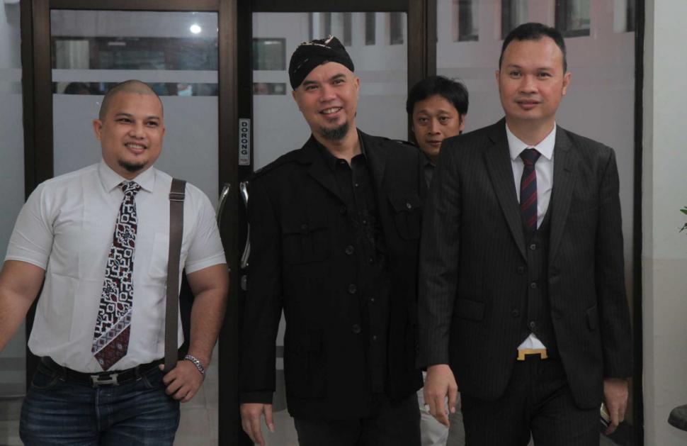 Musisi Ahmad Dhani menjalani sidang tuntutan atas kasus Ujaran Kebencian di Pengadilan Negeri (PN), Jakarta Selatan, Senin (26/11). (Suara.com/Fakhri Hermansyah)