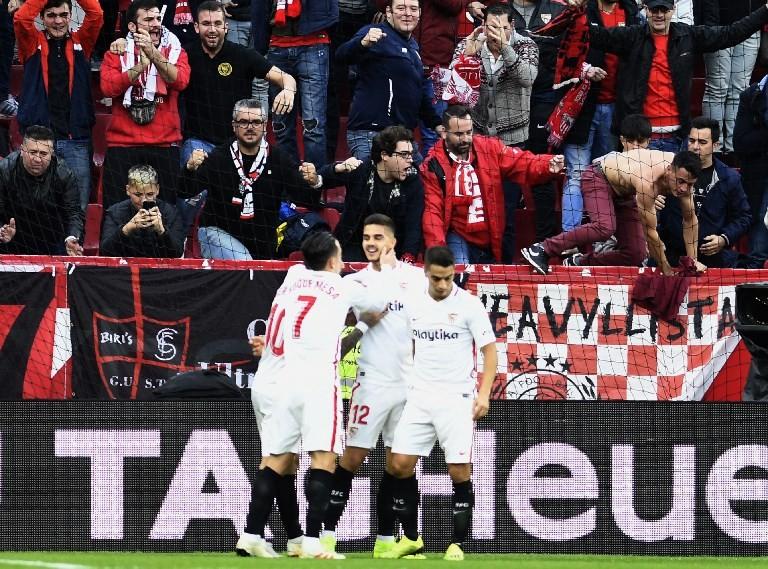 Penyerang Sevilla asal Portugal, Andre Silva (tengah) merayakan golnya ke gawang Real Valladolid pada laga lanjutan Liga Spanyol 2018/2019 di Ramon Sanchez Pizjuan, Minggu (25/11/2018) malam WIB. [CRISTINA QUICLER / AFP]