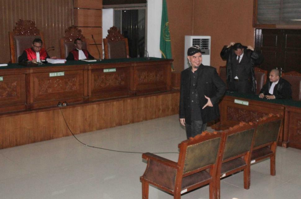 Musisi Ahmad Dhani menjalani sidang tuntutan atas kasus Ujaran Kebencian di Pengadilan Negeri (PN), Jakarta Selatan, Senin (26/11). (Suara.com/Fakhri Hermansyah)