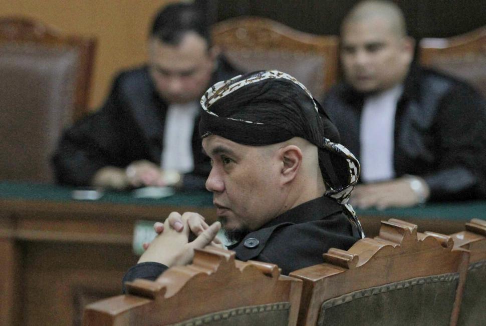Musisi Ahmad Dhani menjalani sidang tuntutan atas kasus Ujaran Kebencian di Pengadilan Negeri (PN), Jakarta Selatan, Senin (26/11). (Suara.com/Fakhri Hermansyah)