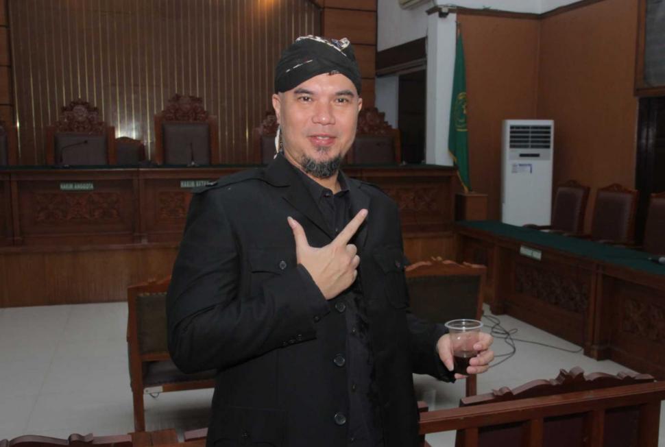Musisi Ahmad Dhani siap menjalani sidang tuntutan atas kasus Ujaran Kebencian di Pengadilan Negeri (PN), Jakarta Selatan, Senin (26/11). (Suara.com/Fakhri Hermansyah)