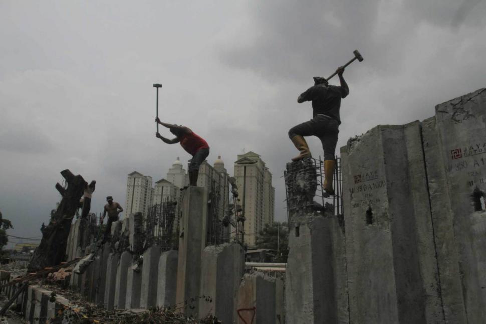 Pemasangan Dinding Turap di Kali Sentiong Antisipasi Musim Hujan Pemasangan Dinding Turap di Kali Sentiong Antisipasi Musim Hujan