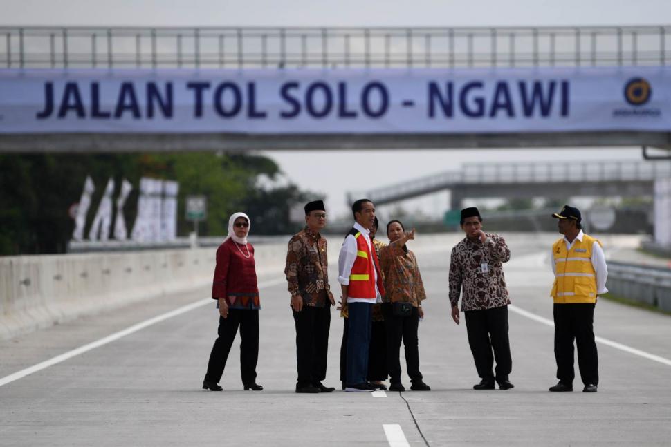 Jokowi Resmikan Tol Sragen-Ngawi Jokowi Resmikan Tol Sragen-Ngawi