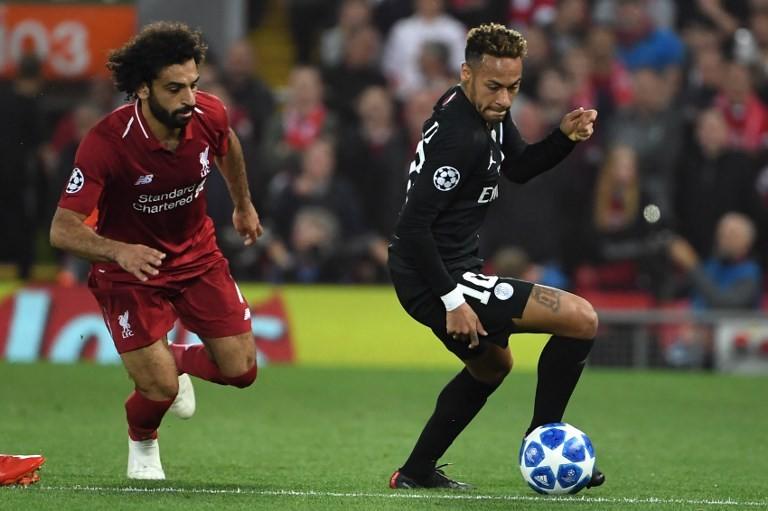 Pemain PSG Neymar berebut bola dengan pemain Liverpool Mohamed Salah (kiri) dalam laga Grup C Liga Champions di Anfield pada 18 September 2018 [AFP]