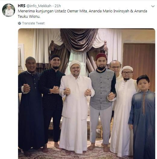 Teuku Wisnu dan Mario Irwinsyah bertemu Rizieq Shihab [Twitter/info_mekkah]