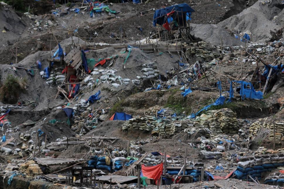 Potret Penghentian Tambang Emas Ilegal di Gunung Botak Potret Penghentian Tambang Emas Ilegal di Gunung Botak
