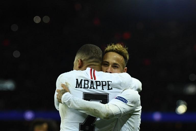 Penyerang Paris Saint-Germain, Neymar Jr (kanan) merayakan golnya ke gawang Liverpool bersama Kylian Mbappe dalam laga matchday 5 Grup C Liga Champions 2018/2019 di Parc des Princes, Kamis (29/11/2018) dini hari WIB. [FRANCK FIFE / AFP]