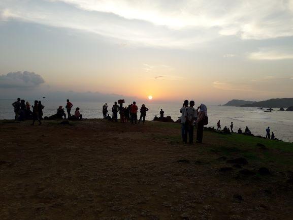 Pemandangan sunset di Bukit Merese, Lombok. (Suara.com/Silfa Humairah) 