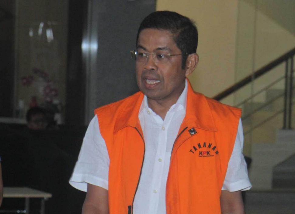 Mantan Menteri Sosial Idrus Marham berjalan keluar usai pemeriksaan di gedung KPK,Kuningan, Jakarta Selatan, Rabu (28/11). (Suara.com/Fakhri Hermansyah)