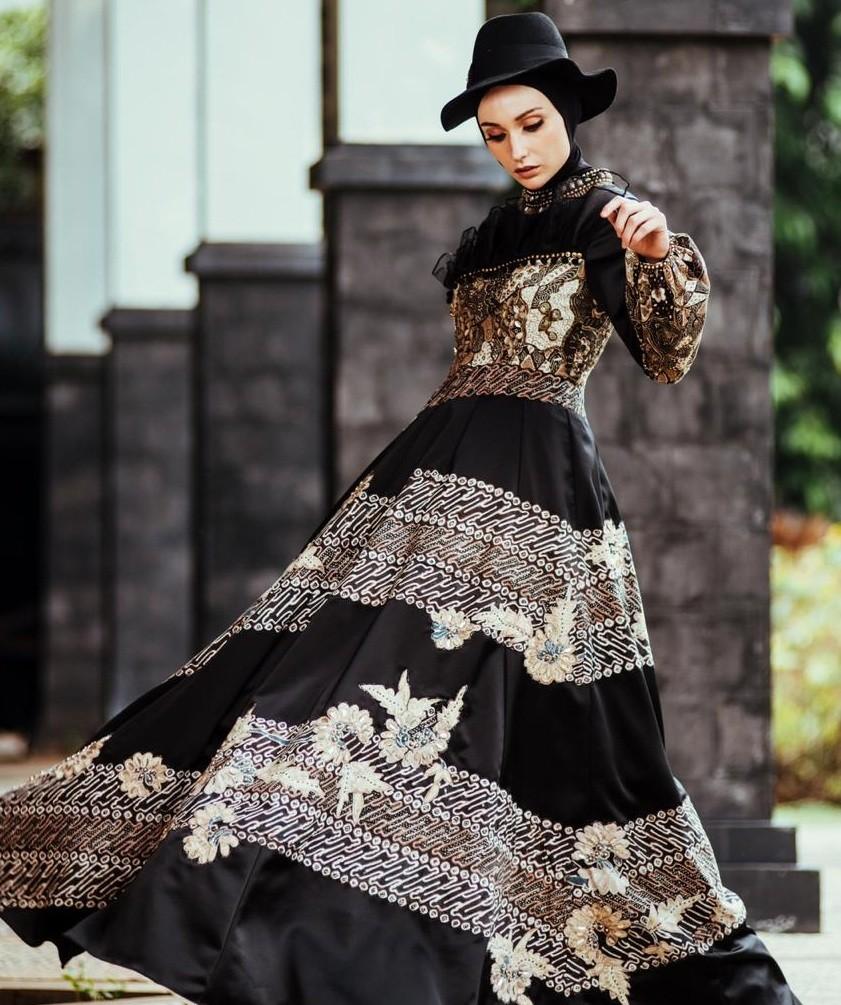 Seorang model mengenakan batik Trenggalek karya rancangan desainer Gita Orlin. (Nugie Photography)