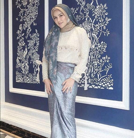 Olla Ramlan cantik mengenakan hijab dengan kain lilit. (Instagram)