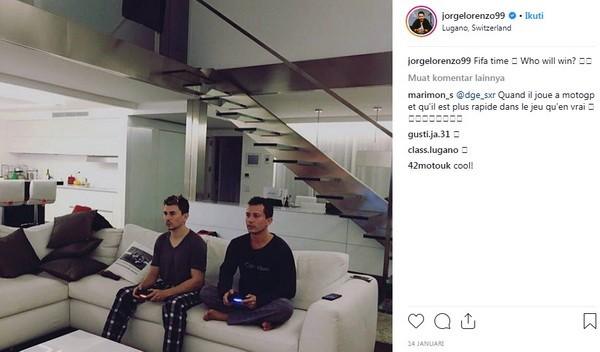 Jorge Lorenzo (kiri) tampak tengah bermain video game bersama rekannya. [Instagram@jorgelorenzo99]