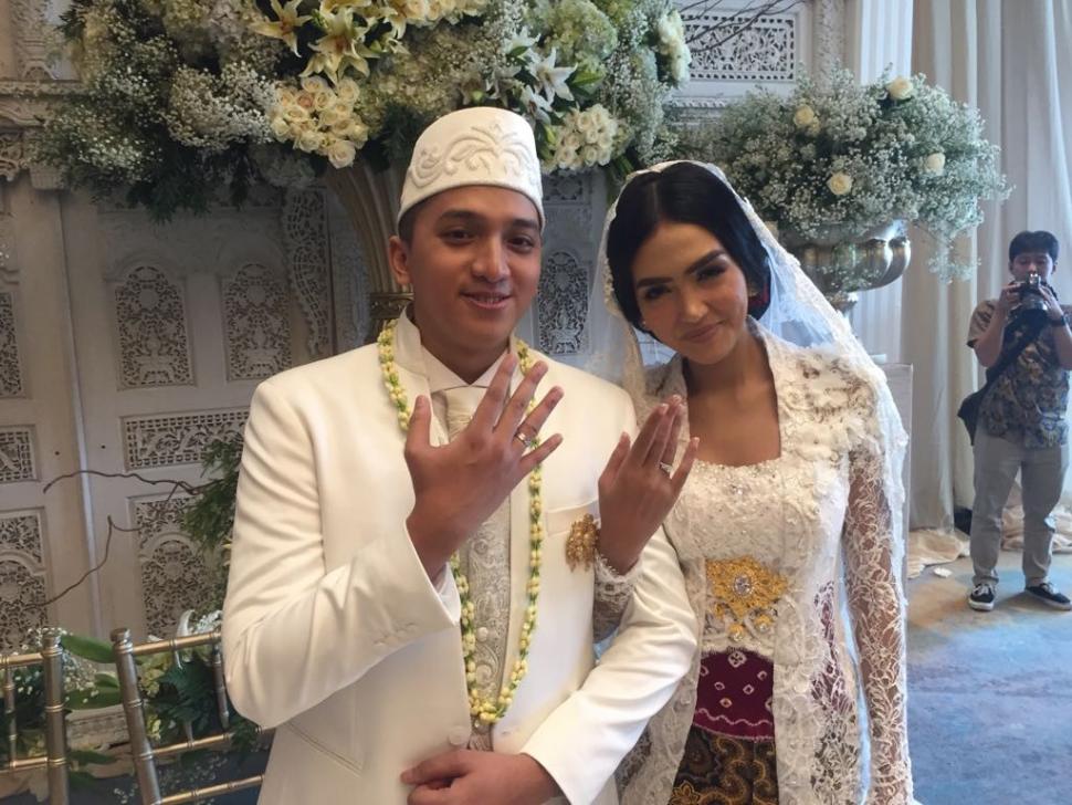 Ge Pamungkas dan Anastasia Herzigova Mustikandrina usai melangsungkan akad nikah di Hotel InterContinental, Pondok Indah, Jakarta Selatan, Sabtu (1/12/2018) [Suara.com/Sumarni]