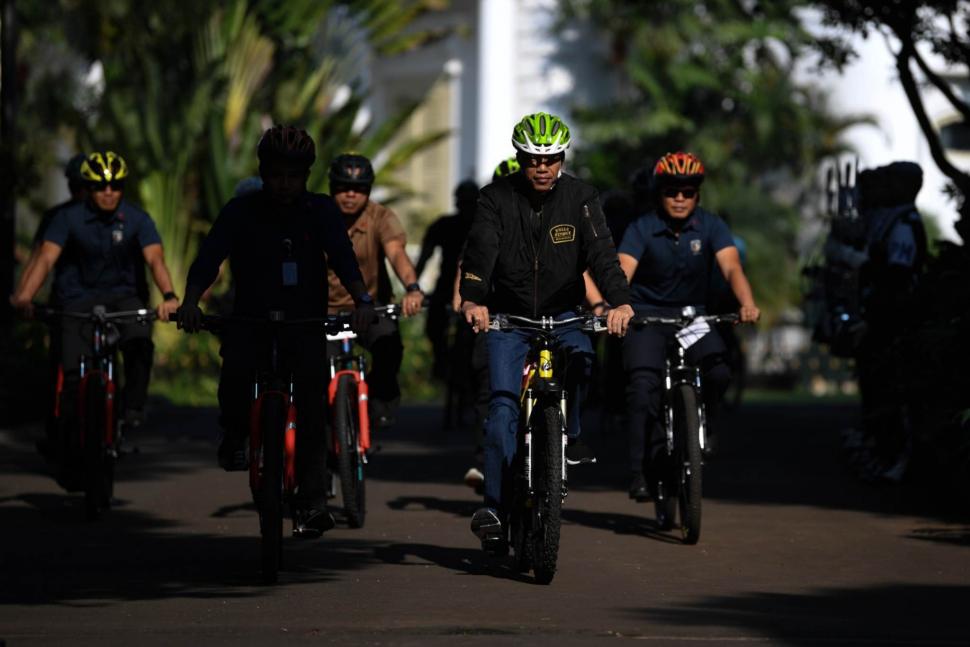 Gaya Jokowi Bersepeda Santai di Bogor Gaya Jokowi Bersepeda Santai di Bogor