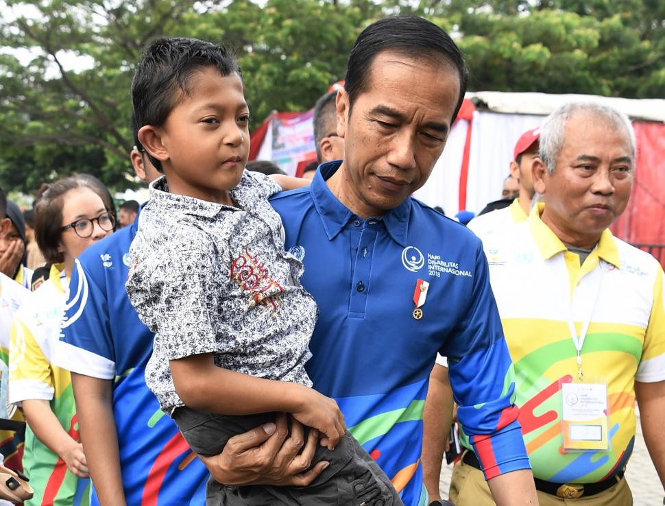 Momen Jokowi Gendong Adul Bocah Difabel Momen Jokowi Gendong Adul Bocah Difabel