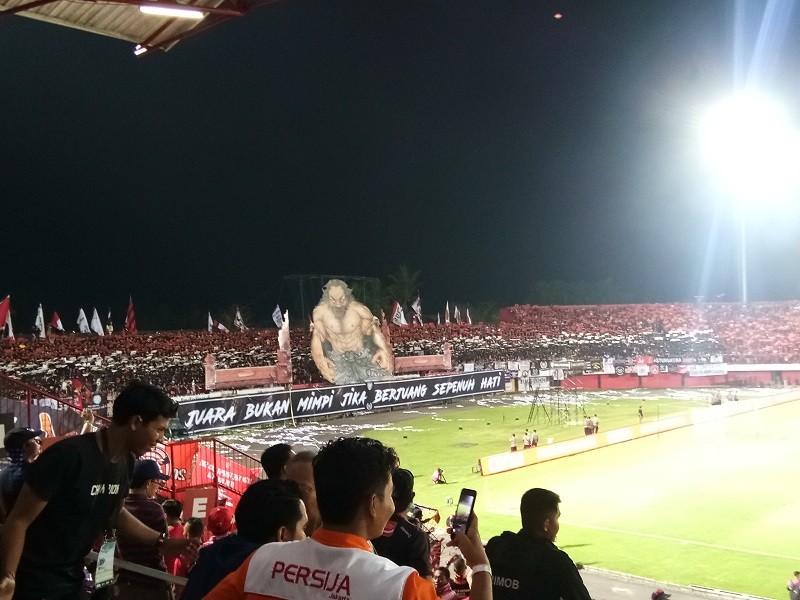 Suasana tribun utara Stadion Kapten I Wayan Dipta pada laga Bali United kontra Persija di pekan ke-33 Liga 1 2018, Minggu (2/12/2018) malam WIB. [Suara.com / Adie PRASETYO NUGRAHA]