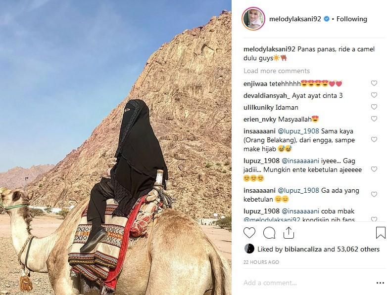 Melody eks JKT 48 mengenakan cadar saat menunggangi unta di Arab Saudi. (Instagram)