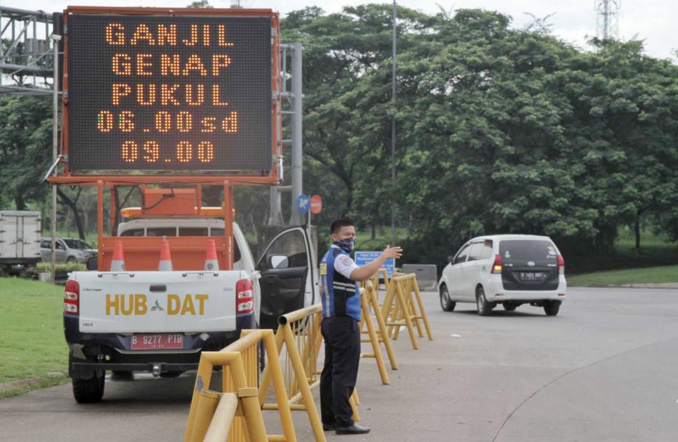 Penerapan Ganjil  Genap  di Gerbang Tol  Tambun 