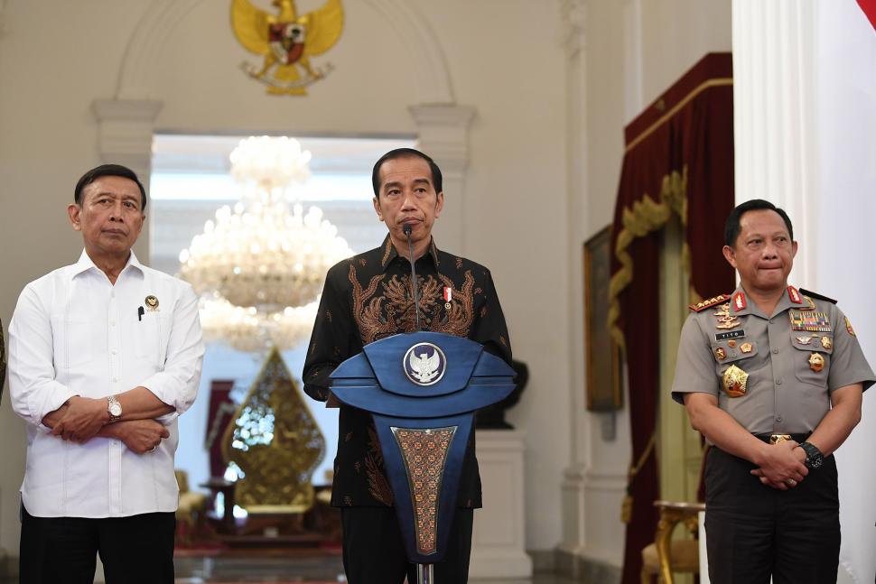 Jokowi Perintahkan TNI dan Polri Tangkap Pelaku Penembakan di Papua Jokowi Perintahkan TNI dan Polri Tangkap Pelaku Penembakan di Papua