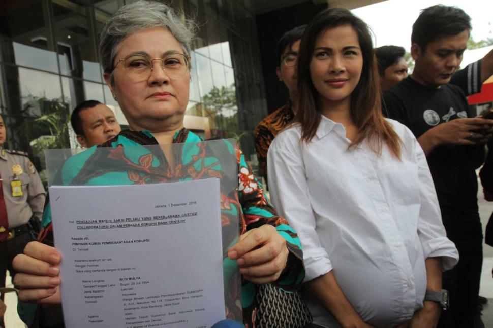Artis Nadia Mulya Sambangi KPK Artis Nadia Mulya Sambangi KPK