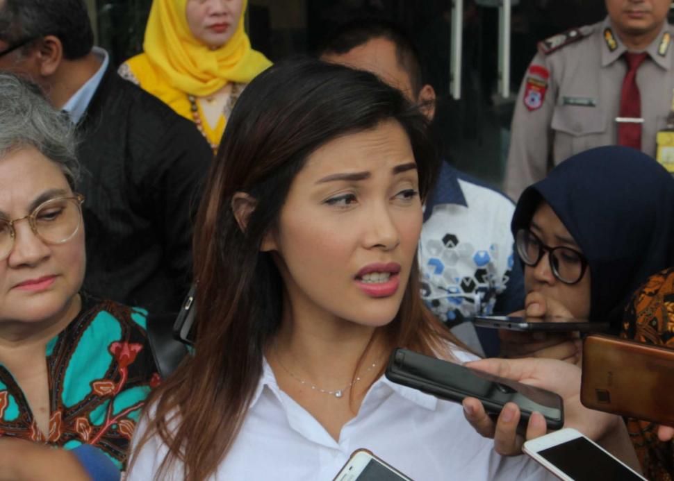 Artis Nadia Mulya anak dari Budi Mulya mantan Deputi Bidang IV pengelolaan devisa Bank Indonesia bersama kuasa Hukumnya tiba di gedung KPK, Kuningan, Jakarta Selatan, Rabu (5/12). (Suara.com/Fakhri Hermansyah)
