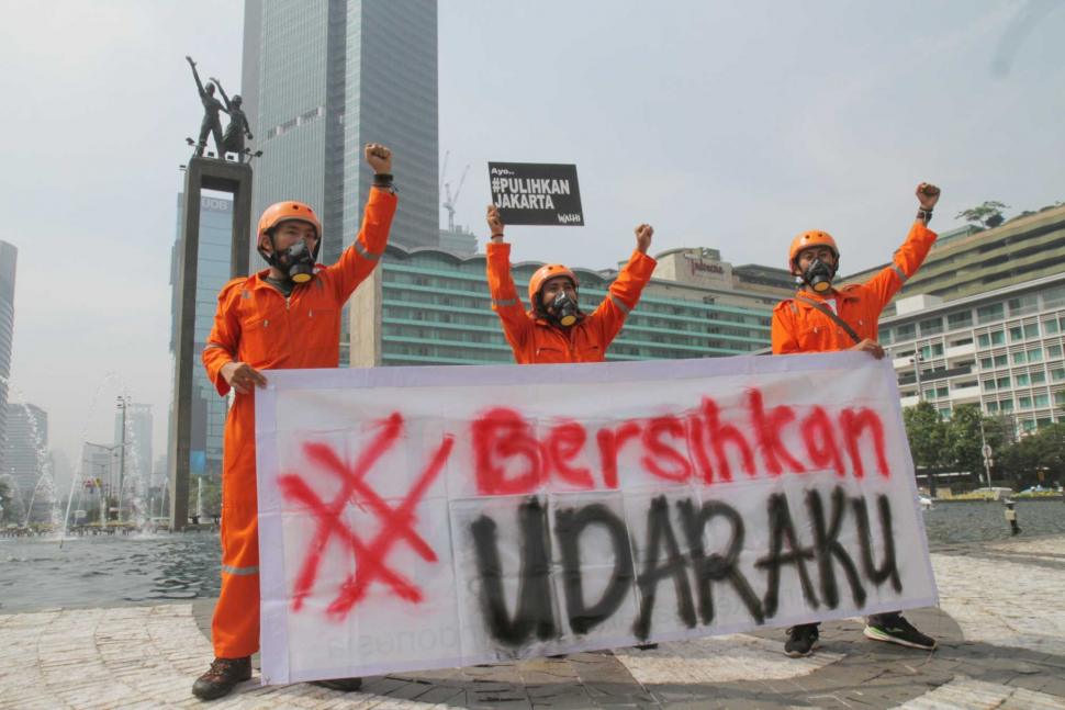 Sejumlah aktivis lingkungan melakukan aksi di Bundaran HI, Jakarta Pusat, Rabu (5/12). (Suara.com/Fakhri Hernansyah)