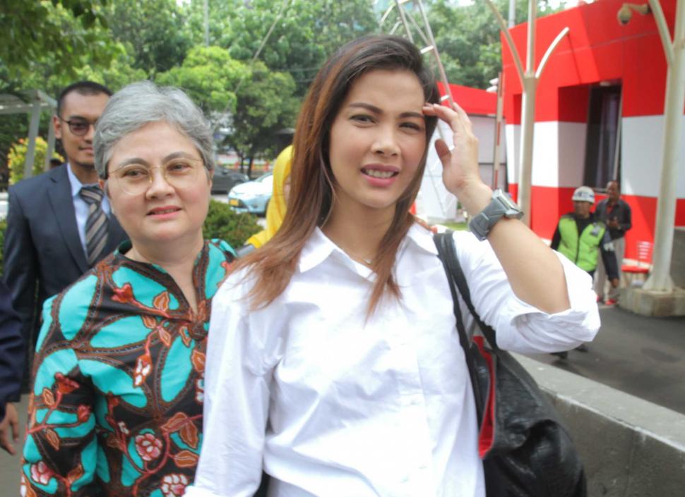 Artis Nadia Mulya anak dari Budi Mulya mantan Deputi Bidang IV pengelolaan devisa Bank Indonesia bersama kuasa Hukumnya tiba di gedung KPK, Kuningan, Jakarta Selatan, Rabu (5/12). (Suara.com/Fakhri Hermansyah)