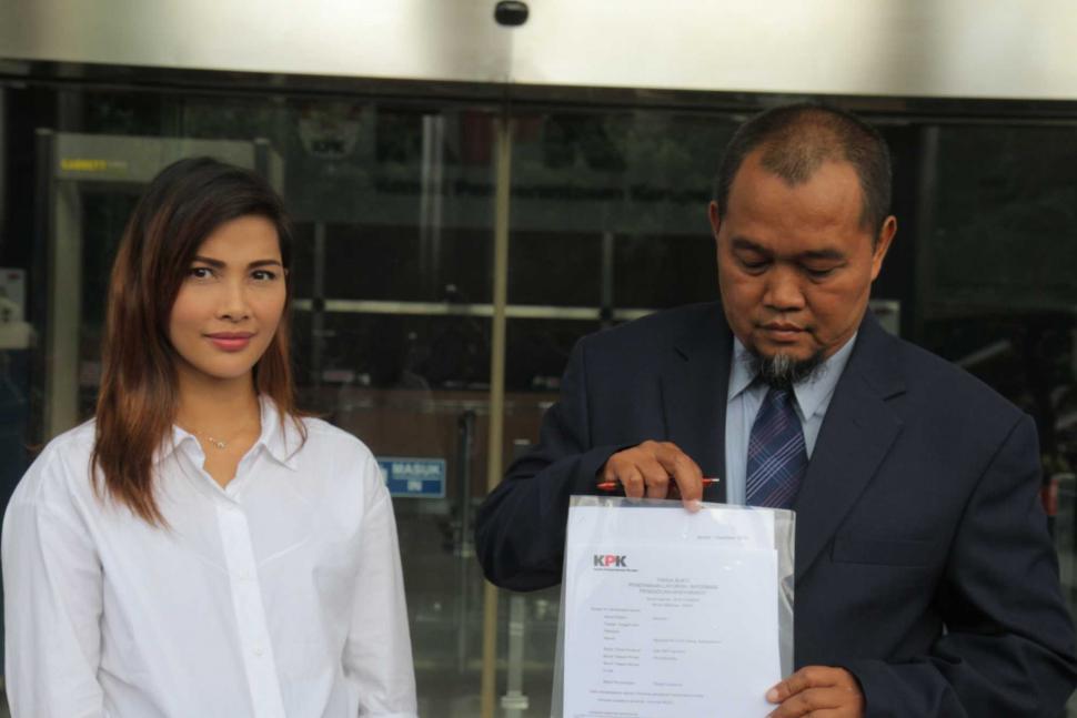 Artis Nadia Mulya anak dari Budi Mulya mantan Deputi Bidang IV pengelolaan devisa Bank Indonesia bersama kuasa Hukumnya tiba di gedung KPK, Kuningan, Jakarta Selatan, Rabu (5/12). (Suara.com/Fakhri Hermansyah)