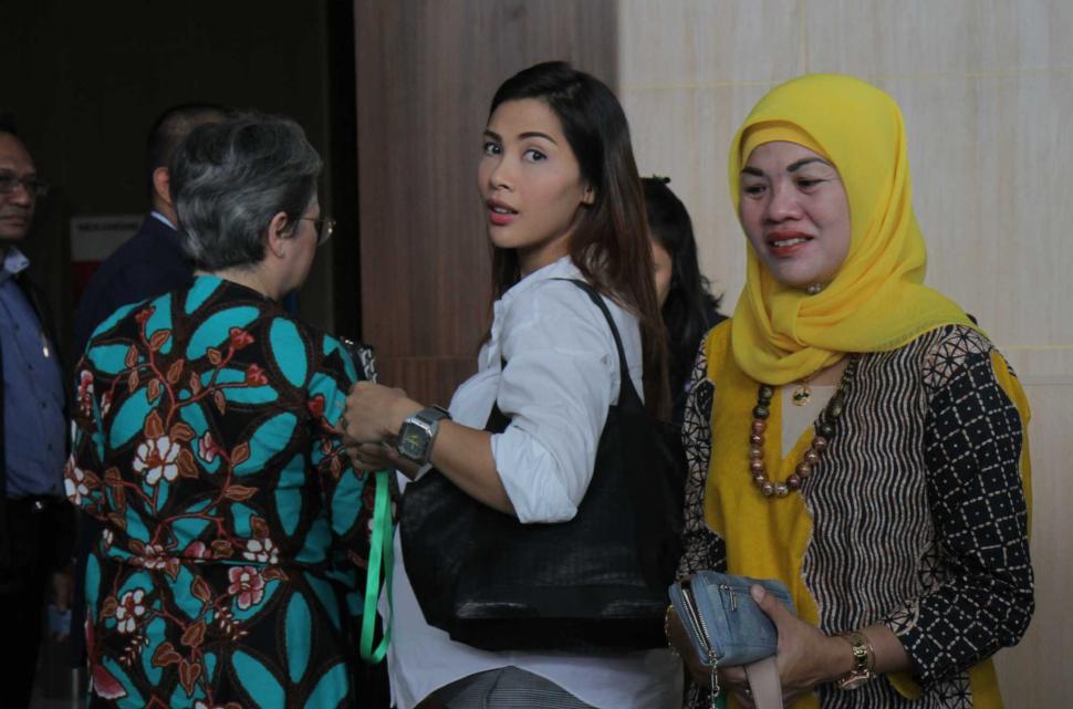 Artis Nadia Mulya anak dari Budi Mulya mantan Deputi Bidang IV pengelolaan devisa Bank Indonesia bersama kuasa Hukumnya tiba di gedung KPK, Kuningan, Jakarta Selatan, Rabu (5/12). (Suara.com/Fakhri Hermansyah)