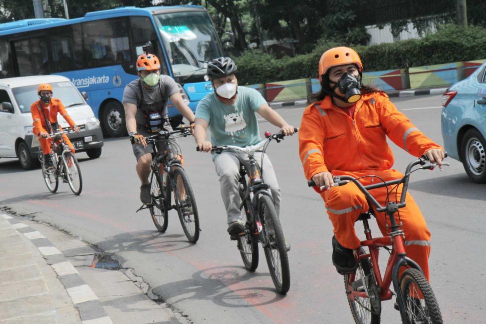 Sejumlah aktivis lingkungan melakukan aksi di Bundaran HI, Jakarta Pusat, Rabu (5/12). (Suara.com/Fakhri Hernansyah)