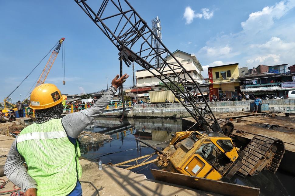 Mengerikan! Crane Jatuh Timpa Rumah di Kemayoran Mengerikan! Crane Jatuh Timpa Rumah di Kemayoran