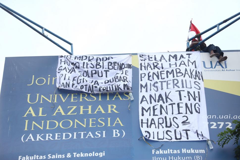 Nekat! Seorang Pria Panjat Baliho Al Azhar Blok M Nekat! Seorang Pria Panjat Baliho Al Azhar Blok M