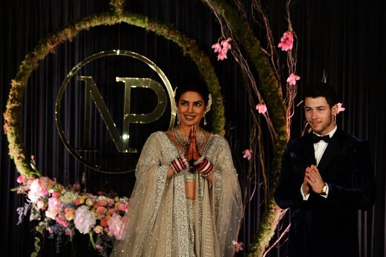 Priyanka Chopra dan Nick Jonas. (SAJJAD HUSSAIN / AFP)