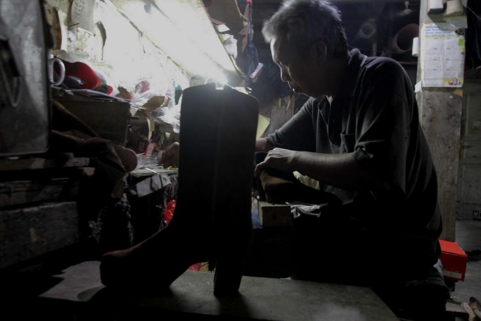 Melihat Industri Rumahan Pembuatan Sepatu Melihat Industri Rumahan Pembuatan Sepatu