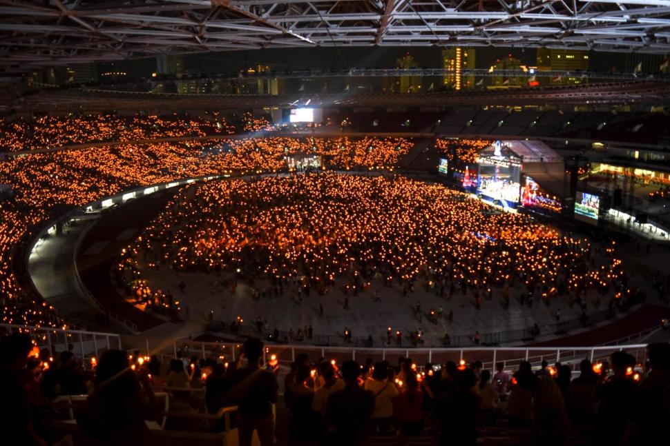 Ribuan Umat Nasrani menyalakan lilin saat mengikuti ibadah malam natal Gereja Tiberias Indonesia di Stadion Gelora Bung Karno, Jakarta, Sabtu (8/12). ANTARA FOTO/Dede Rizky Permana
