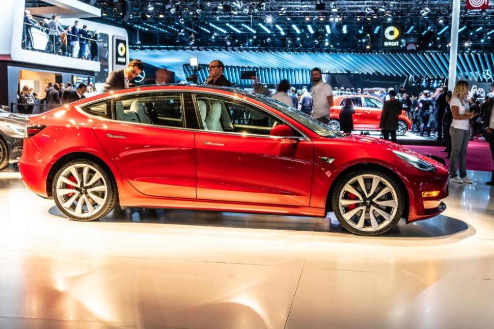 Tesla Model 3 dalam Paris Motor show 2018 [Shutterstock].