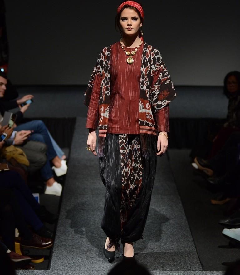 Salah satu karya desainer Indonesia yang diperagakan di Den Haag Fashion Week 2018. (Foto: KBRI Den Haag)