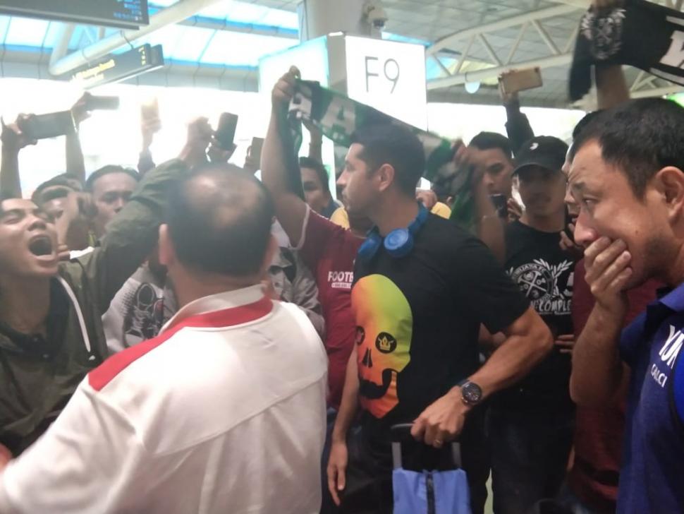 Suasana saat para pemain Sriwijaya FC tiba di Bandara Sultan Mahmud Badaruddin (SMB) II, Palembang, Senin (10/12/2018). [Suara.com / Andhiko TUNGGA ALAM]