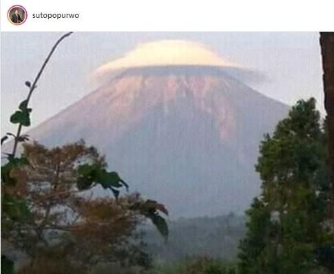 Puncak Gunung Semeru ditutupi awan putih menyerupai topi. [Instagram]