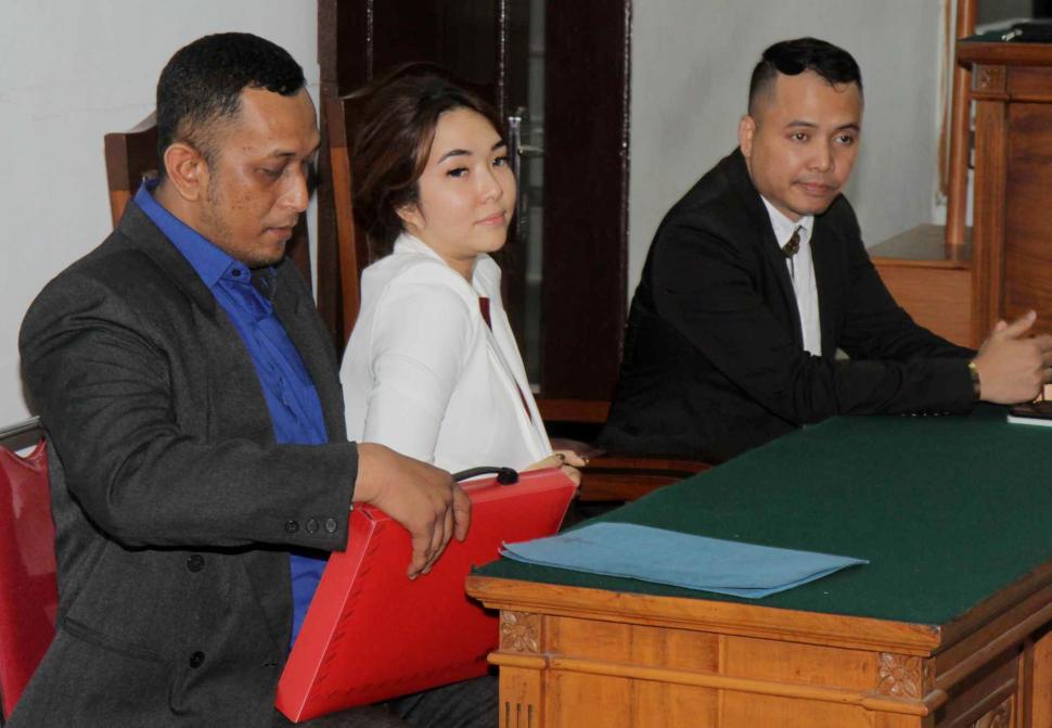Artis Gisella Anastasia menghadiri sidang kedua perceraian dengan Gading Marten di Pengadilan Negeri Jakarta Selatan, Rabu (12/12). (Suara com/Fakhri Hermansyah)