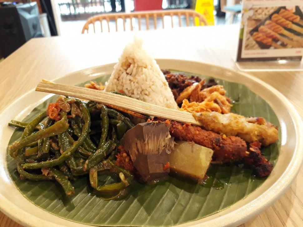 Chef Wiji Mulyono dari Restoran Warung Wardani mengatakan ada tiga jenis sate lilit. (Suara.com/Risna Halidi)